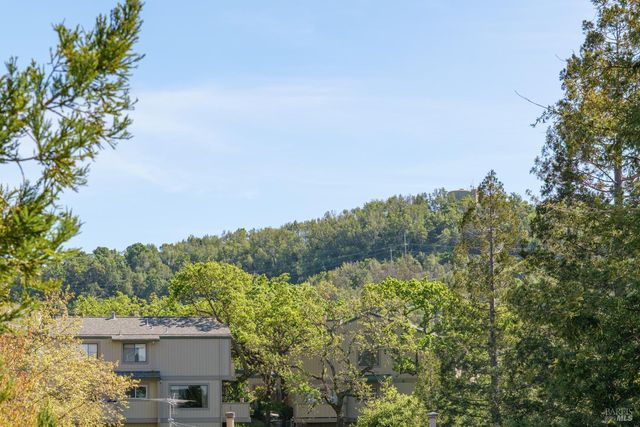 27 Mariposa Ln, Novato, CA 94947