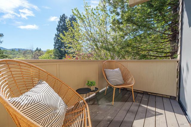 27 Mariposa Ln, Novato, CA 94947