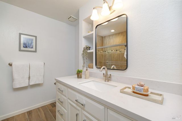 27 Mariposa Ln, Novato, CA 94947