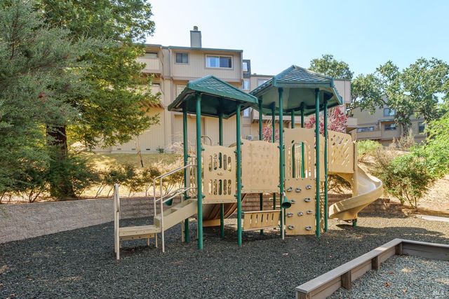 27 Mariposa Ln, Novato, CA 94947