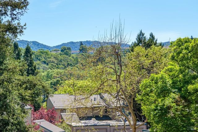 27 Mariposa Ln, Novato, CA 94947