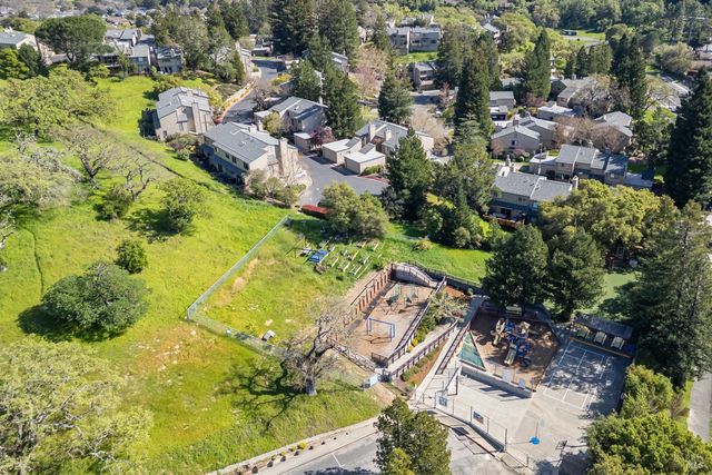 27 Mariposa Ln, Novato, CA 94947