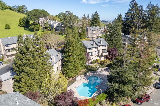 27 Mariposa Ln, Novato, CA 94947