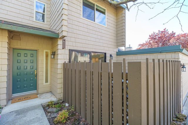 27 Mariposa Ln, Novato, CA 94947