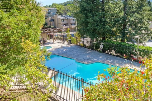 27 Mariposa Ln, Novato, CA 94947