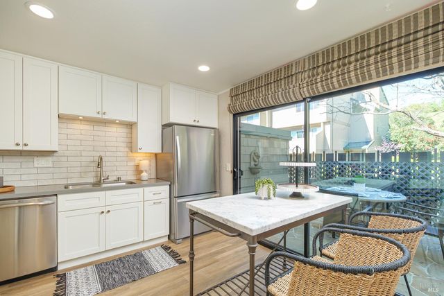 27 Mariposa Ln, Novato, CA 94947