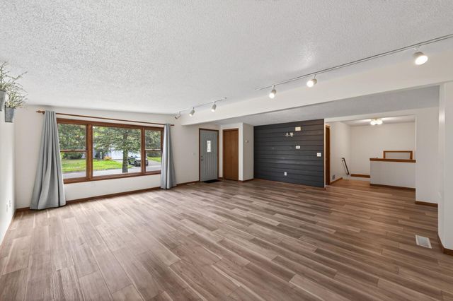 1612 Goodview Avenue N, Oakdale, MN 55128