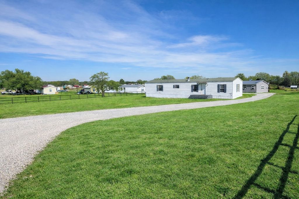 206 Creekview Meadows Court, Springtown, TX 76082