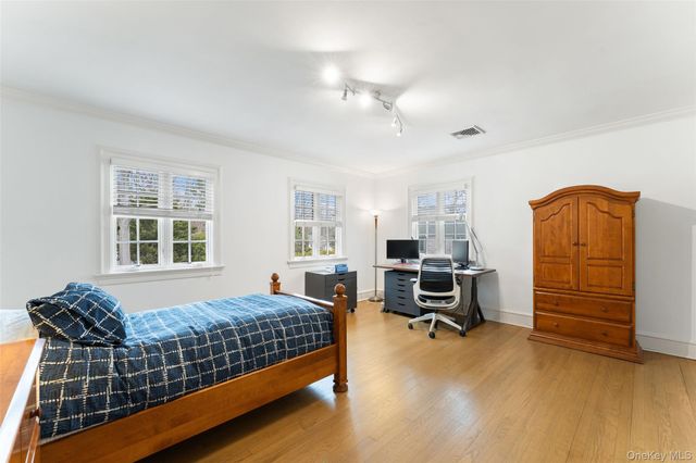 45 Griffen Avenue, Scarsdale, NY 10583