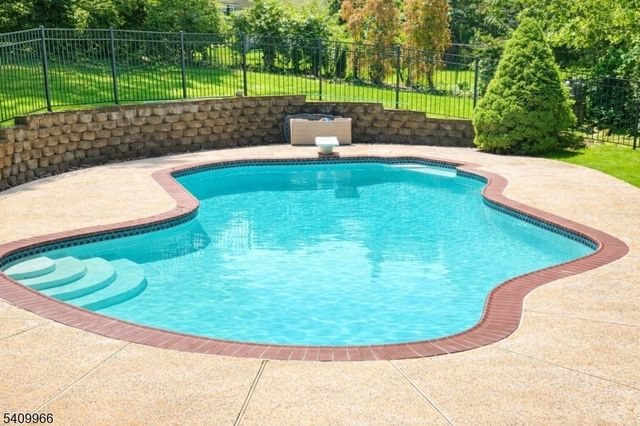 10 Stuart Ct, Montville Twp., NJ 07058