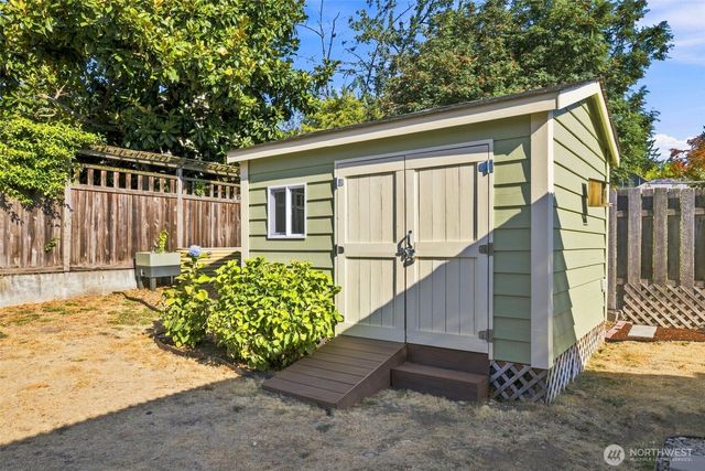 4117 Eastern Avenue N, Seattle, WA 98103