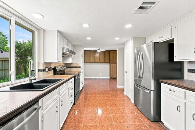 15706 Cavendish Drive, Houston, TX 77059