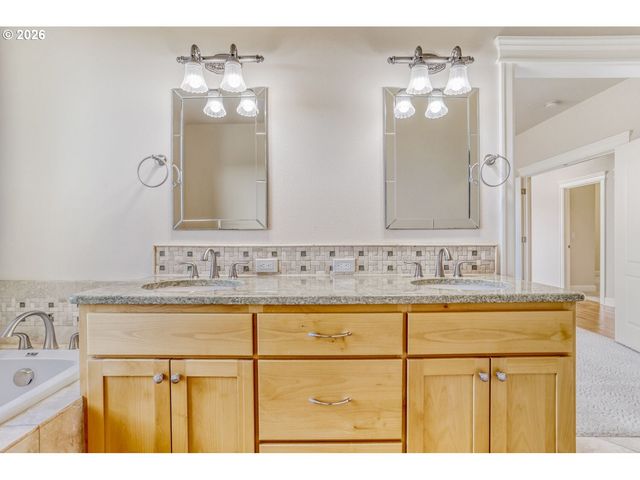 17210 S RADFORDS VIEW Ln, Oregon City, OR 97045