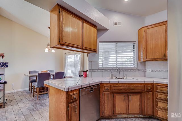 6412 Quaking Aspen Street, Bakersfield, CA 93313