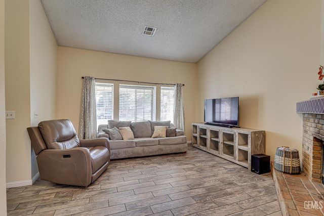 6412 Quaking Aspen Street, Bakersfield, CA 93313