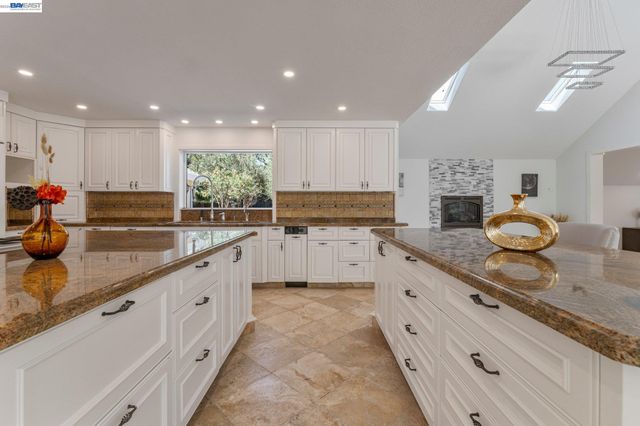 1080 Finley Rd, Pleasanton, CA 94588