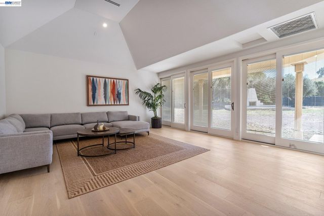 1080 Finley Rd, Pleasanton, CA 94588
