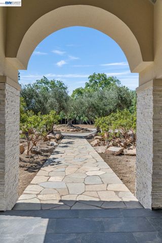 1080 Finley Rd, Pleasanton, CA 94588