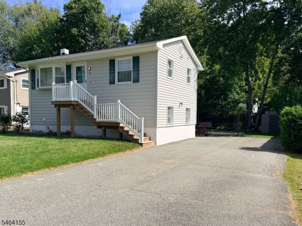 21 Tobyhanna Trl, Hopatcong Boro, NJ 07843