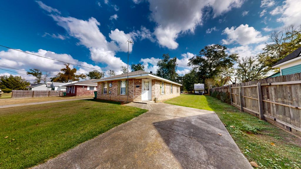 310 Coffee St, Dequincy, LA 70633