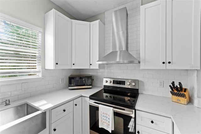 5301 ESCENA COURT, Tampa, FL 33611