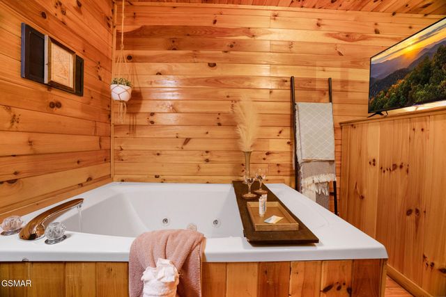 704 Forest Drive, Pigeon Forge, TN 37863