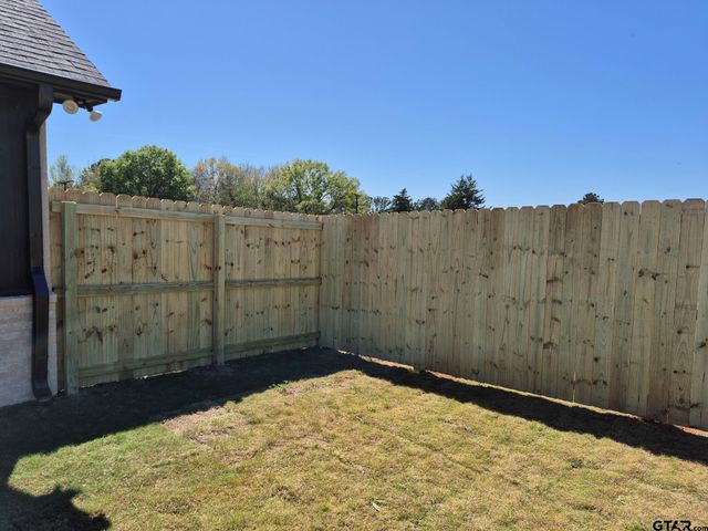 105 W Teal Dr, Troup, TX 75789