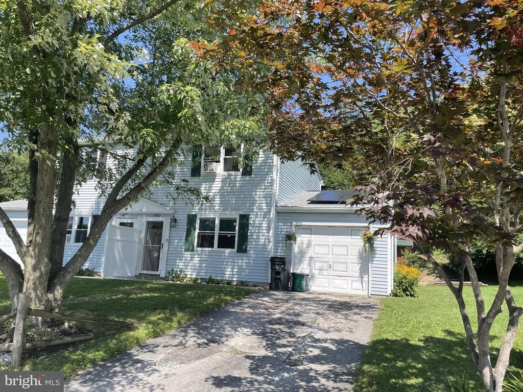 1061 CLOVERTON DR, Columbia, PA 17512