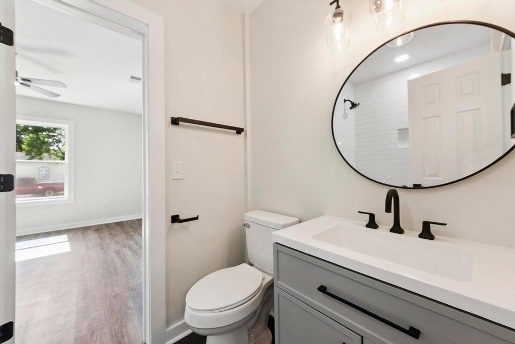 Image 10 of property listing at 2136 Commander Road, North Charleston, SC 29405