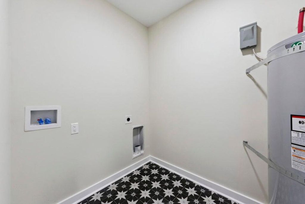 Image 11 of property listing at 2136 Commander Road, North Charleston, SC 29405