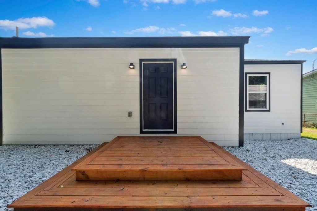 Image 16 of property listing at 2136 Commander Road, North Charleston, SC 29405