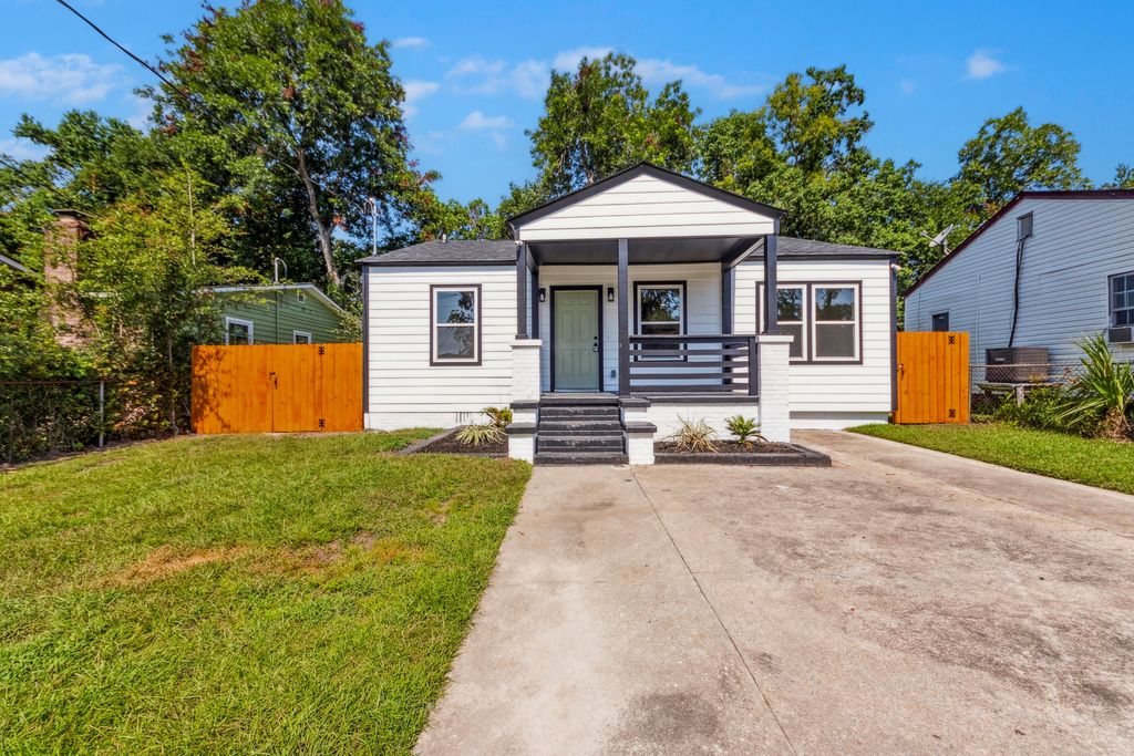 Image 19 of property listing at 2136 Commander Road, North Charleston, SC 29405