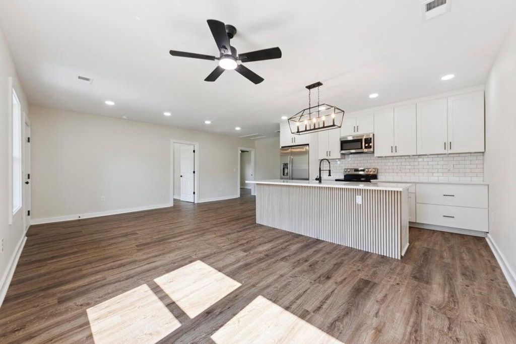 Image 5 of property listing at 2136 Commander Road, North Charleston, SC 29405