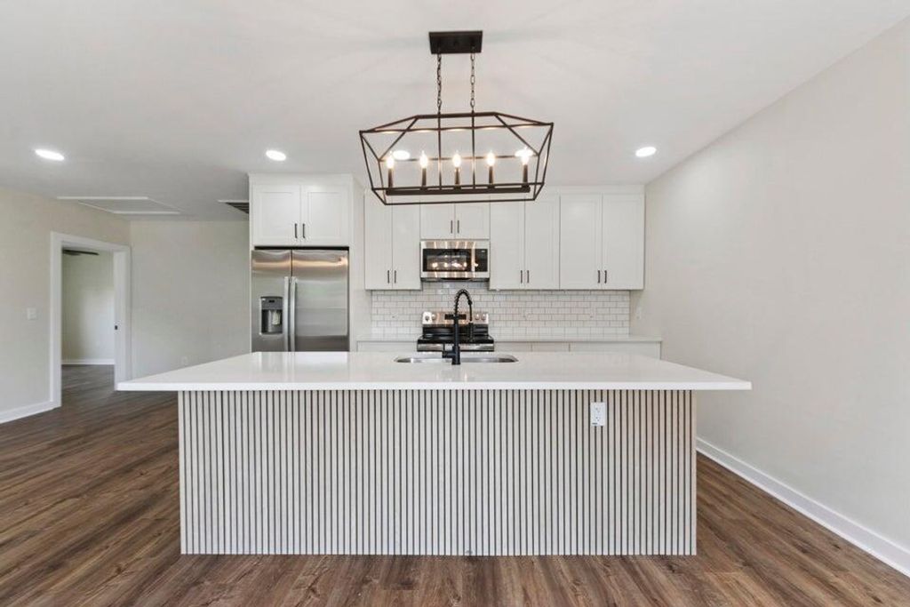 Image 6 of property listing at 2136 Commander Road, North Charleston, SC 29405