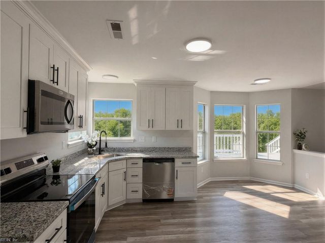 211 Misty Ridge LN, Suffolk, VA 23434