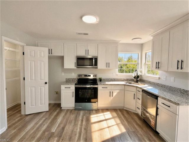 211 Misty Ridge LN, Suffolk, VA 23434