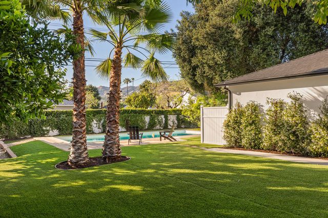 435 Cambridge Drive, Burbank, CA 91504