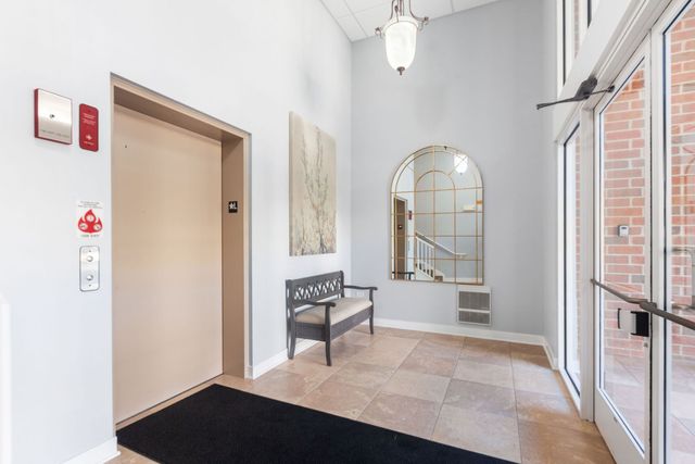 2671 Stone Circle 208, Geneva, IL 60134