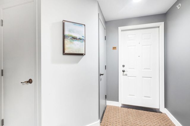 2671 Stone Circle 208, Geneva, IL 60134