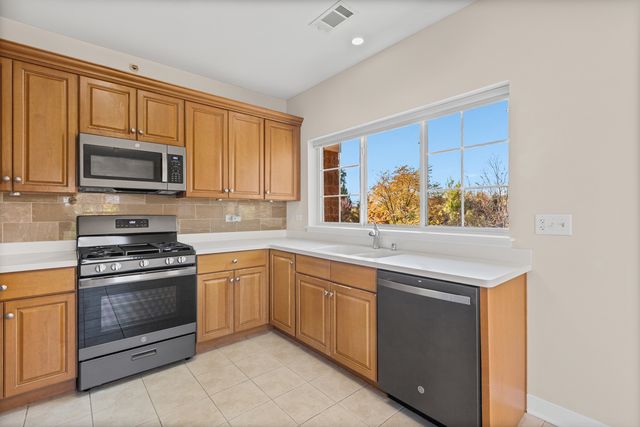 2671 Stone Circle 208, Geneva, IL 60134