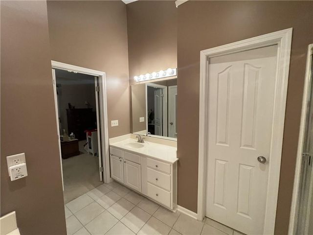 15756 S Sunset Drive 703, Olathe, KS 66062