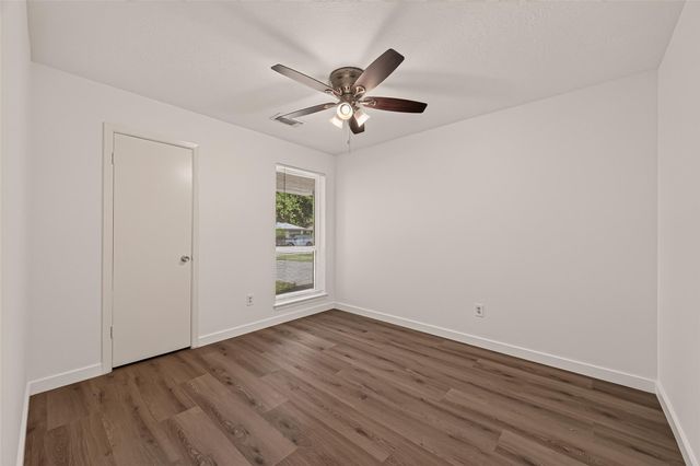 313 Stratmore Drive, Friendswood, TX 77546