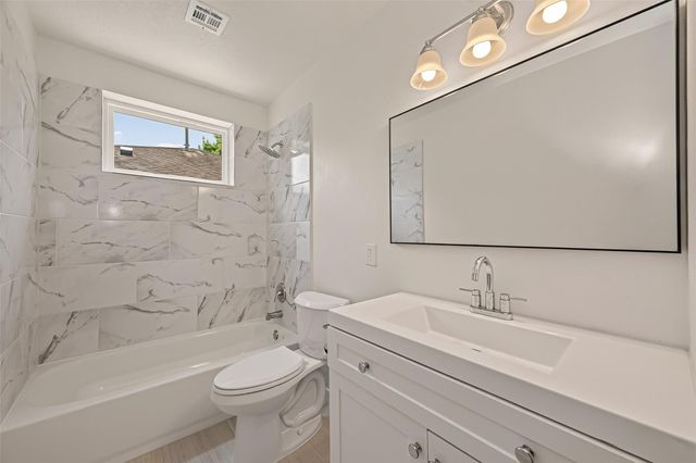 313 Stratmore Drive, Friendswood, TX 77546