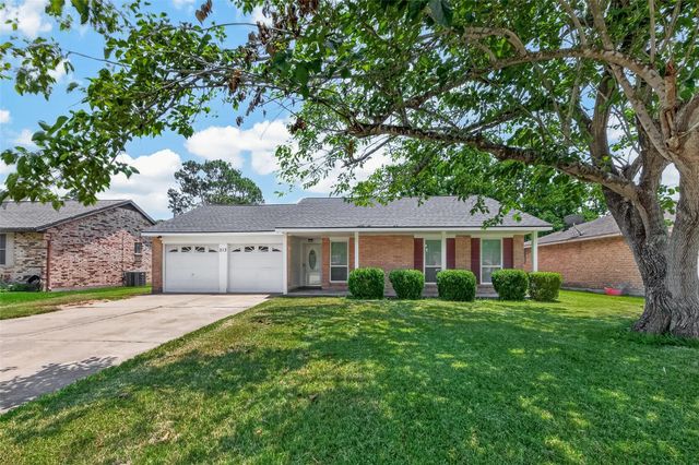 313 Stratmore Drive, Friendswood, TX 77546
