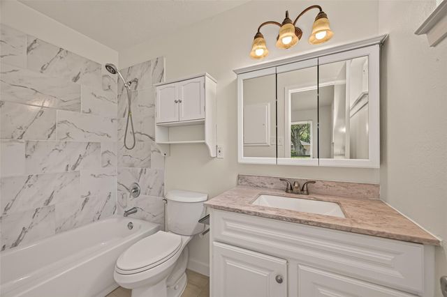 313 Stratmore Drive, Friendswood, TX 77546