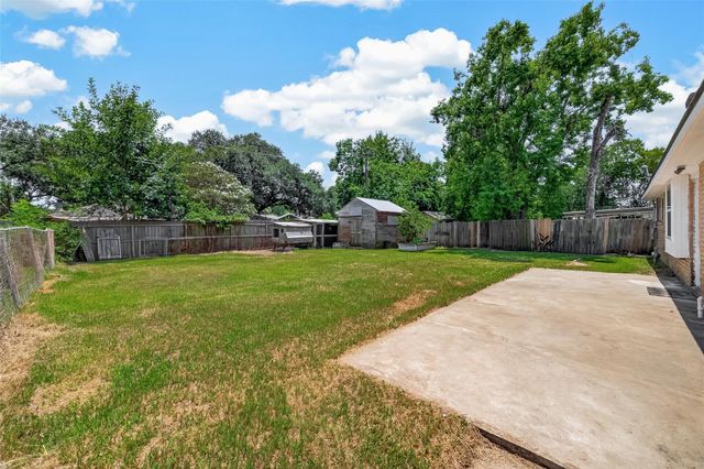 313 Stratmore Drive, Friendswood, TX 77546