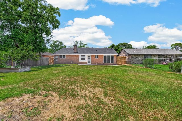 313 Stratmore Drive, Friendswood, TX 77546