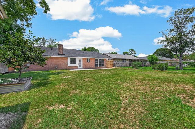 313 Stratmore Drive, Friendswood, TX 77546