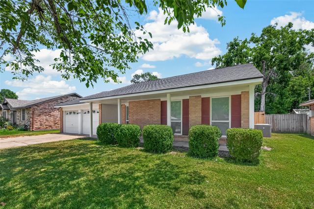313 Stratmore Drive, Friendswood, TX 77546