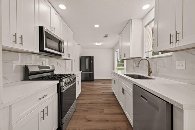 313 Stratmore Drive, Friendswood, TX 77546